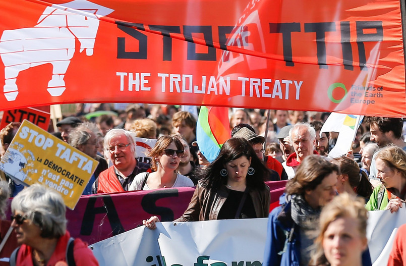 Tysiące ludzi wyszło na ulice w różnych krajach europejskich, aby zaprotestować transatlantyckie partnerstwo handlowe i inwestycyjne (TTIP), a umowy o wolnym handlu są wynegocjowane przez Stany Zjednoczone i państw członkowskich UE. Na zdjęciu demonstracja w Belgii.