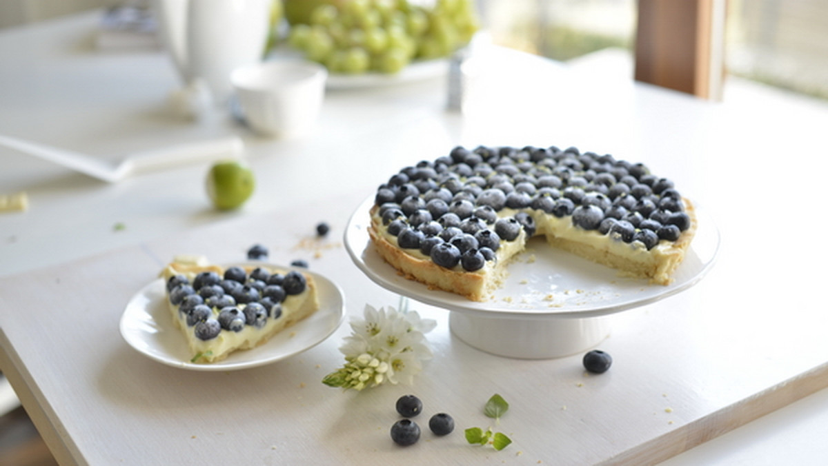 World Baking Day to Światowy Dzień Pieczenia, który w tym roku przypadł na 19 maja. Pomysł wydarzenia zrodził się z myślą o miłośnikach ciast na całym świecie. Oczywiście to również idealny pretekst by założyć fartuchy, ubrudzić ręce i piec ciasta dla naszych bliskich. Spośród wielu interesujących piekarzy świata Zosia Cudny została wybrana, aby pokazać swój przepis na słodkości. Tarty to jej specjalność, a zatem wśród 100 przepisów z całego świata była i tarta Zosi Cudny z borówkami amerykańskimi, limonką i musem z podwójnej białej czekolady.