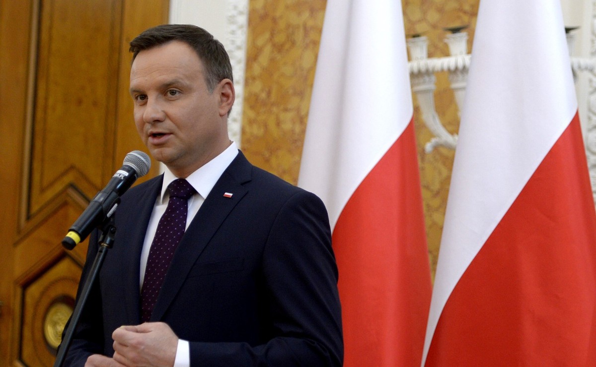 "Super Express": Szef BOR używa takiego samochodu, jakim powinien jeździć prezydent Andrzej Duda