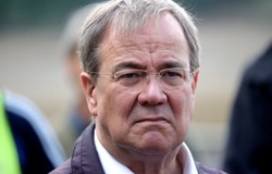 Niemiecki polityk przeprasza za śmiech i żarty w regionie dotkniętym powodzią