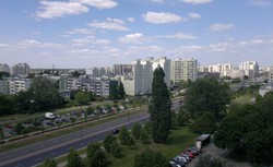 Dziecko wypadło z ósmego piętra bloku na warszawskm Ursynowie. 3-latek nie żyje