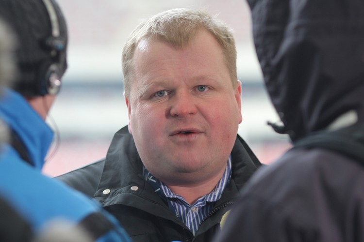 <b>Premia dla prezesa NCS</b>
<br>
<br>
Koncert Madonny to nie koniec zamieszania wokół stadionu narodowego. Rafał Kapler odszedł z Narodowego Centrum Sportu jeszcze w lutym 2012 r., gdy okazało się, że Stadion Narodowy, za budowę którego odpowiadało NCS, nie będzie gotowy na pół roku przed Euro i że nie będzie mógł być rozegrany na nim mecz o Superpuchar Polski. 
<br>
<br>
Wcześniej przyznał sobie premię w wysokości ok. 60 tysięcy złotych, a współpracownikom po 20 tys. 
<br>
<br>
Jak się okazało po roku, to nie był koniec nagród, które szefowi gwarantował kontrakt z Ministerstwem Sportu. Kolejny bonus (570 tysięcy zł) miał dostać po otwarciu, a kolejny (228 tysięcy zł) po zakończeniu Euro 2012. 
<br>
<br>
Po jego odejściu minister sportu Joanna Mucha wstrzymała wypłatę premii, a Kapler sprawę skierował do sądu i w sierpniu wygrał – NCS musiało mu wypłacić premię w wysokości ponad 570 tys zł., razem z odsetkami i zwrotem kosztów procesu.