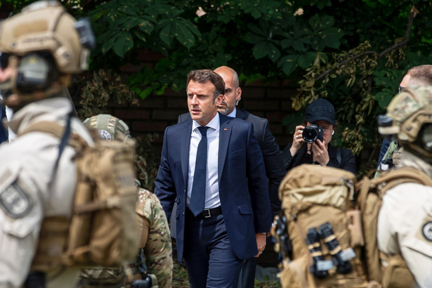 Prezydent Francji Emmanuel Macron (C) podczas wizyty w Irpieniu k. Kijowa