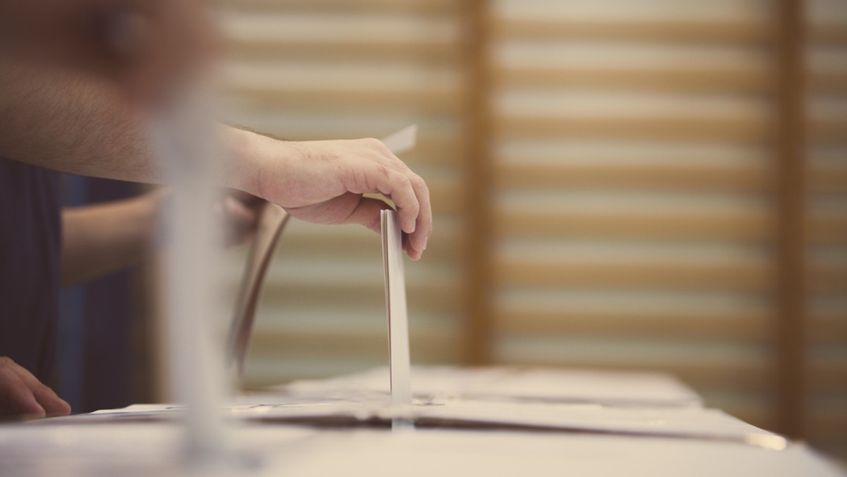 W Gdańsku rozpoczęło się głosowanie, w którym mieszkańcy wybiorą spośród trojga kandydatów nowego prezydenta miasta. Głosy można oddawać w 196 działających na terenie Gdańska lokalach wyborczych. Będą one czynne od godziny 7 do 21.