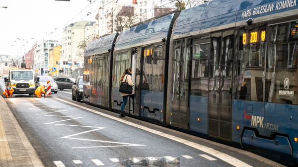 Wyniesienie jezdni m.in. ułatwia wsiadanie do tramwajów.