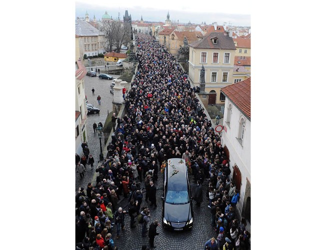 Tysiące żałobników żegnających Vaclava Havla