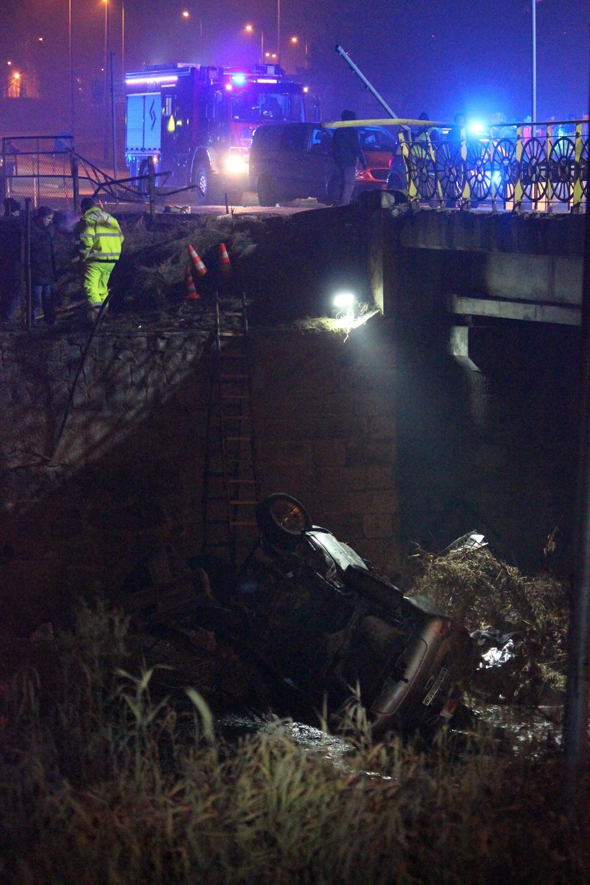 TRAGICZNY WYPADEK W NOC SYLWESTROWA W JELENIEJ GORZE ZGINELY DWIE NASTOLATKI