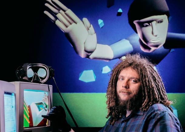 Jaron Lanier podczas pracy w VPL Research w Redwood City, Kalifornia, 1990 r