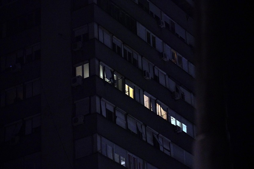 Soliter nema terase, tako da se pretpostavlja da je dečak pao sa prozor, ali još se ne zna kako se nesreća dogodila