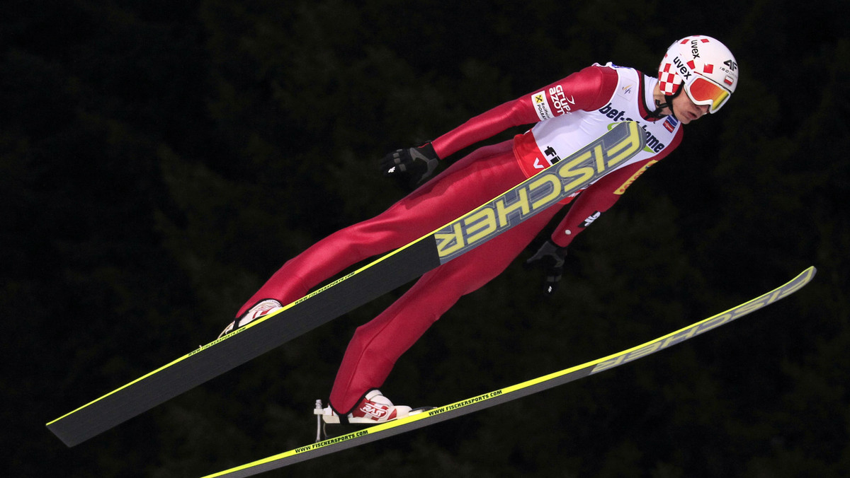 Kamil Stoch oddał najlepszy skok podczas pierwszego treningu przez zawodami Pucharu Świata w słoweńskiej Planicy. Lider polskiej kadry zaliczył 209 m, dzięki czemu wyprzedził Piotra Żyłę, który co prawda skoczył 221 m, ale ruszał z rozbiegu wyższego o dwie belki. Druga seria treningowa została odwołana po skokach 23 zawodników z powodu zbyt silnego wiatru.