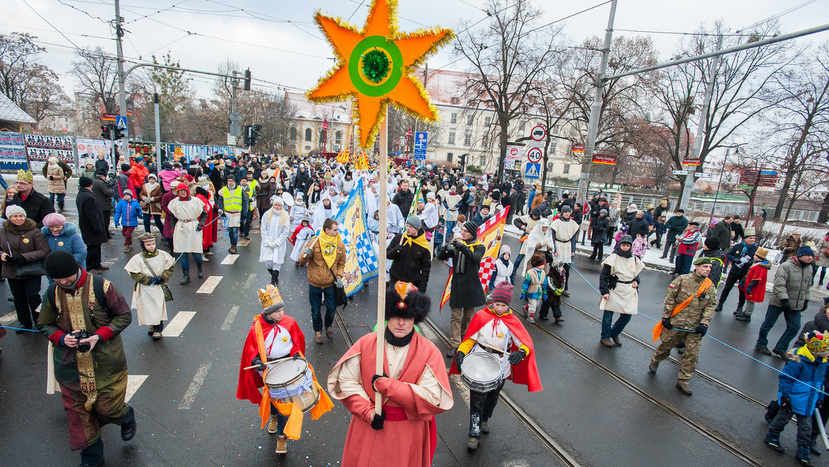 Nawet 10 tysięcy osób może wziąć udział w Orszaku Trzech Króli, który w środę przejdzie ulicami Wrocławia. W ten sposób, wystawiając uliczne jasełka, Wrocław chce uczcić święto Trzech Króli. Całość zakończy wspólne kolędowanie na Rynku.