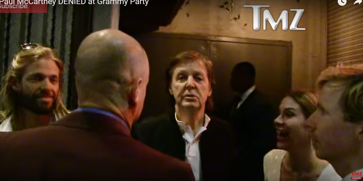 Paul McCartney próbuje wejść na imprezę po Grammy