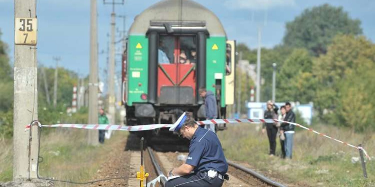 Tragedia na przejeździe kolejowym. Matka zginęła, córka przeżyła