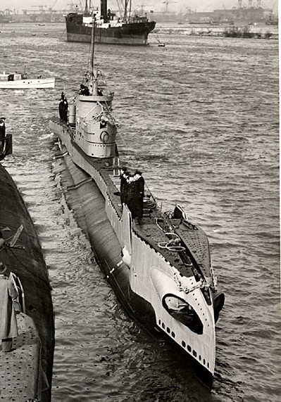 HMS Taurus ze zwężającym się dziobem charakterystycznym dla okrętów podwodnych z czasów I i II wojny światowej