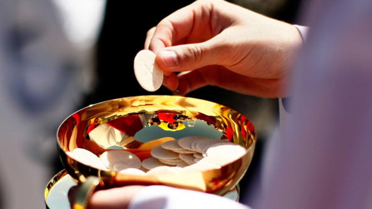 Nie ulega wątpliwości - pisał Jan Paweł II w "Mane nobiscum, Domine" - że najbardziej oczywistym wymiarem Eucharystii jest uczta. Eucharystia narodziła się w wieczór Wielkiego Czwartku w kontekście wieczerzy paschalnej. Dlatego w jej strukturę wpisany jest sens uczty: "Bierzcie i jedzcie […]. Pijcie z niego wszyscy". Ale już w następnym akapicie Papież dopowiada z mocą: Nie można jednak zapominać, że uczta eucharystyczna ma także i przede wszystkim wymiar ofiarniczy. W niej Chrystus przedkłada nam na nowo ofiarę spełnioną raz na zawsze na Golgocie.