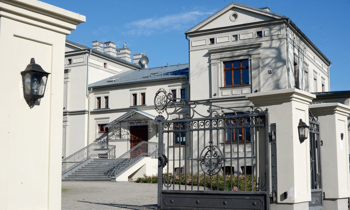 Wyremontowali pałac na Mazurach. Rozebrali go ściana po ścianie