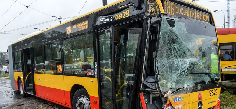 11 osób w szpitalu. Tramwaj zderzył się z autobusem na warszawskiej Pradze