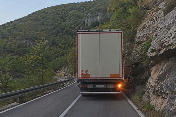 Paprene kazne za kamiondžije u Evropi: Za jedan prekršaj naplaćeno 56.000 evra, policija "češlja" parkinge, a evo gde su propisi strogi
