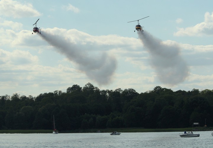 Wiesław Jarzyna i Romuald Owedyk pilotujący wiatrakowce Xenon 2 RST, podczas pokazów lotniczych Mazury Airshow 2015.<br><br> fot. (tw/cat) PAP/Tomasz Waszczuk