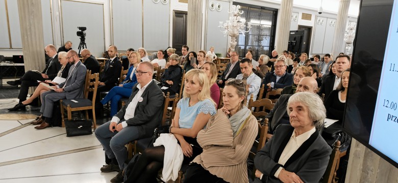 Pensje nauczycieli. "Wszystkie dyrdymały o podnoszeniu prestiżu zawodu zostały obalone"