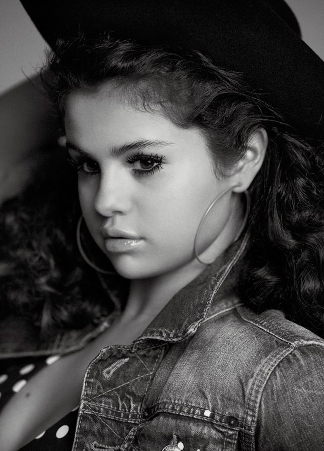 Provokáció vagy gyerekpornó? Selena Gomez a V magazin címlapján meztelenkedik
