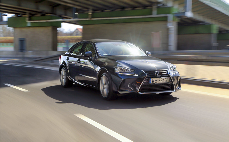 Lexus IS 300 - mocne wrażenia podczas jazdy gwarantowane