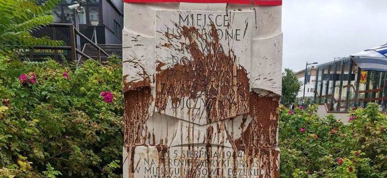 Pomnik ofiar Rzezi Woli zdewastowany. "Zezwierzęcenie i hańba"