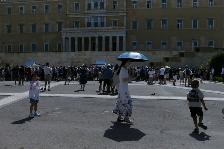 Fala upałów w Atenach. Mieszkańcy chronią się przed słońcem pod parasolami