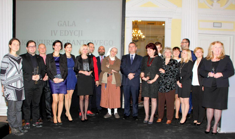 Laureaci IV edycji FSN, przedstawiciele kapituły konkursu (siostra Małgorzata Chmielewska i ksiądz Jacek Stryczek) oraz KRN (prezes Tomasz Janik i rzecznik Joanna Greguła)