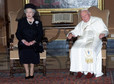 Królowa Elżbieta II podczas spotkania z papieżem Janem Pawłem II w 2000 roku w Rzymie