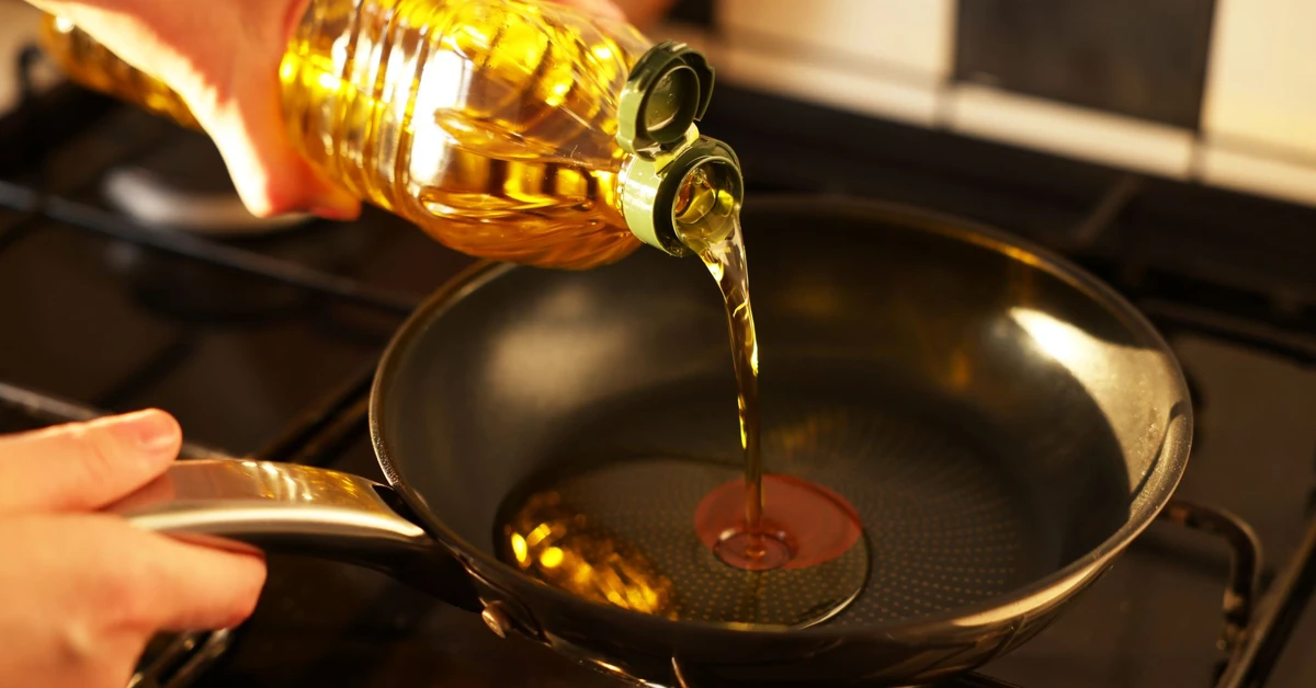 Jeden błąd przy smażeniu na oleju słonecznikowym uwalnia rakotwórcze związki. Polacy nie wiedzą jak ryzykują