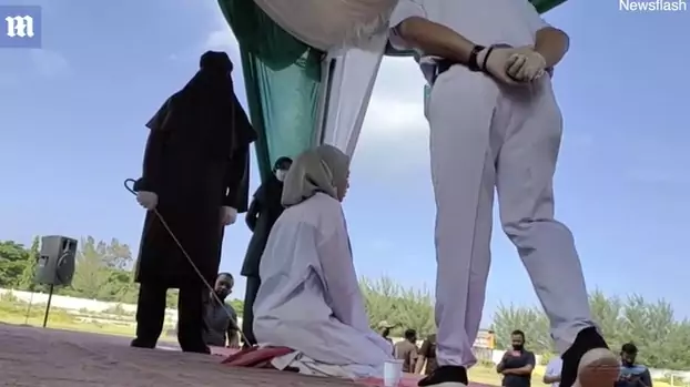 Aceh, Indonezja. Kobieta poddana chłoście mdleje po otrzymaniu  100 batów / Daily Mail