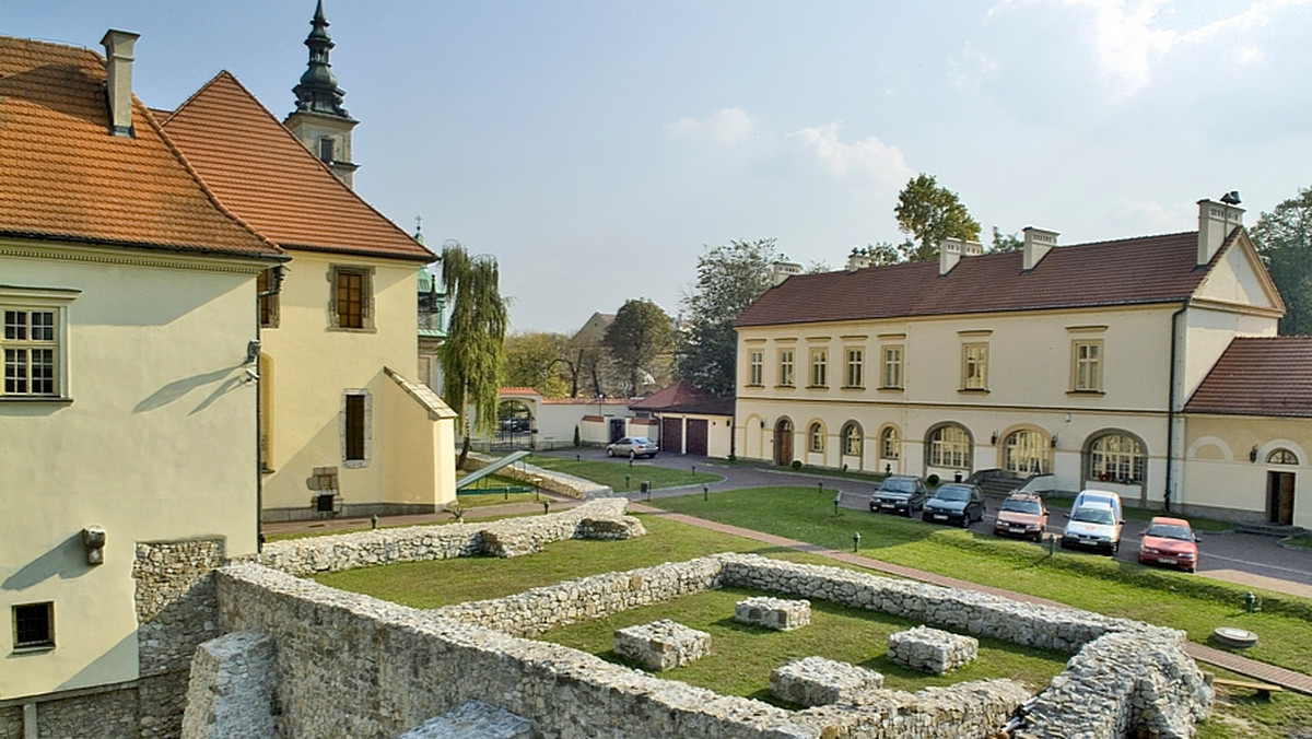 Jeden z pierwszych zakładów zbiorowego żywienia w Europie znajdował się na zamku żupnym w Wieliczce. Tu od XIV do XVI wieku wydawano darmowe posiłki górnikom, urzędnikom i wozakom przyjeżdżającym po sól.