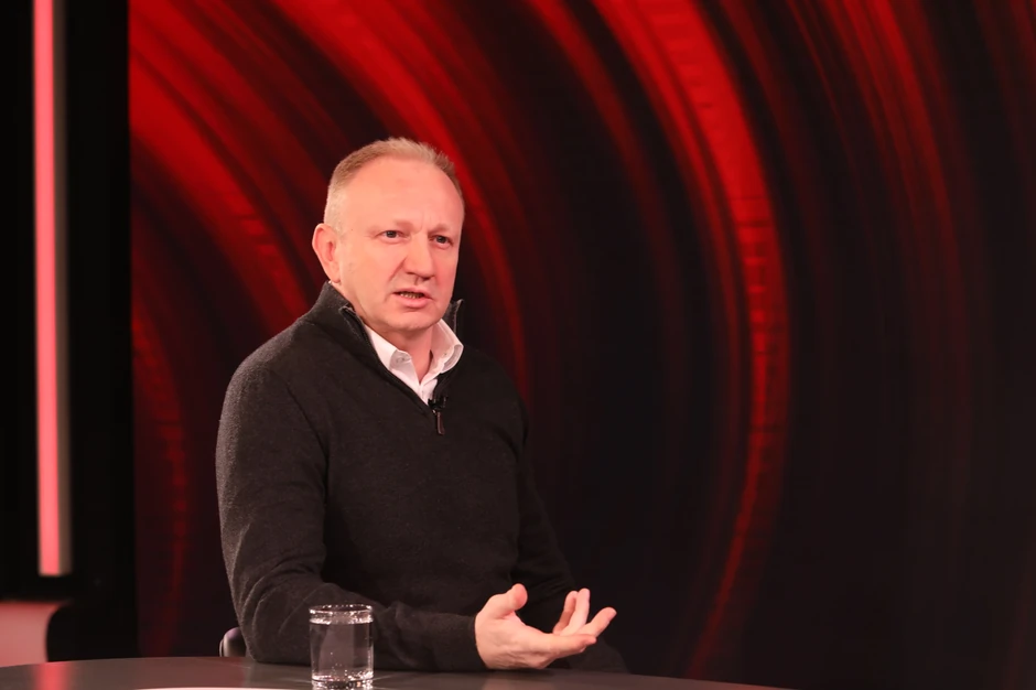 Đilas kaže da mu kod Manojlovića nije jasno samo zašto naočare za sunce nosi zakopčane za košulju