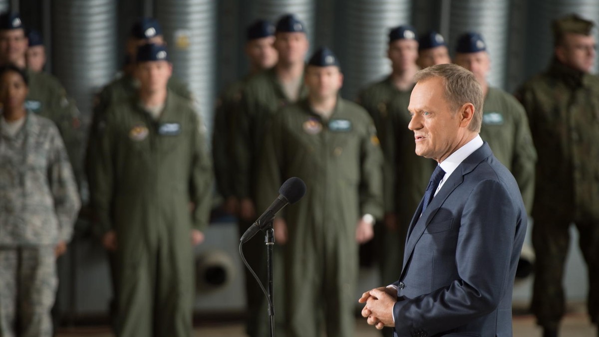 Za kwestie energetyki odpowiada obecnie cały rząd w ramach specjalnego zespołu - powiedział premier Donald Tusk. Nie wykluczył utworzenia odrębnego resortu ds. energetyki, ale - jak powiedział - na razie woli nie robić "administracyjnej rewolucji".