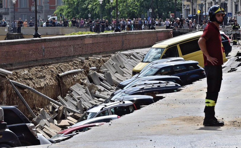 Wielka rozpadlina w centrum Florencji