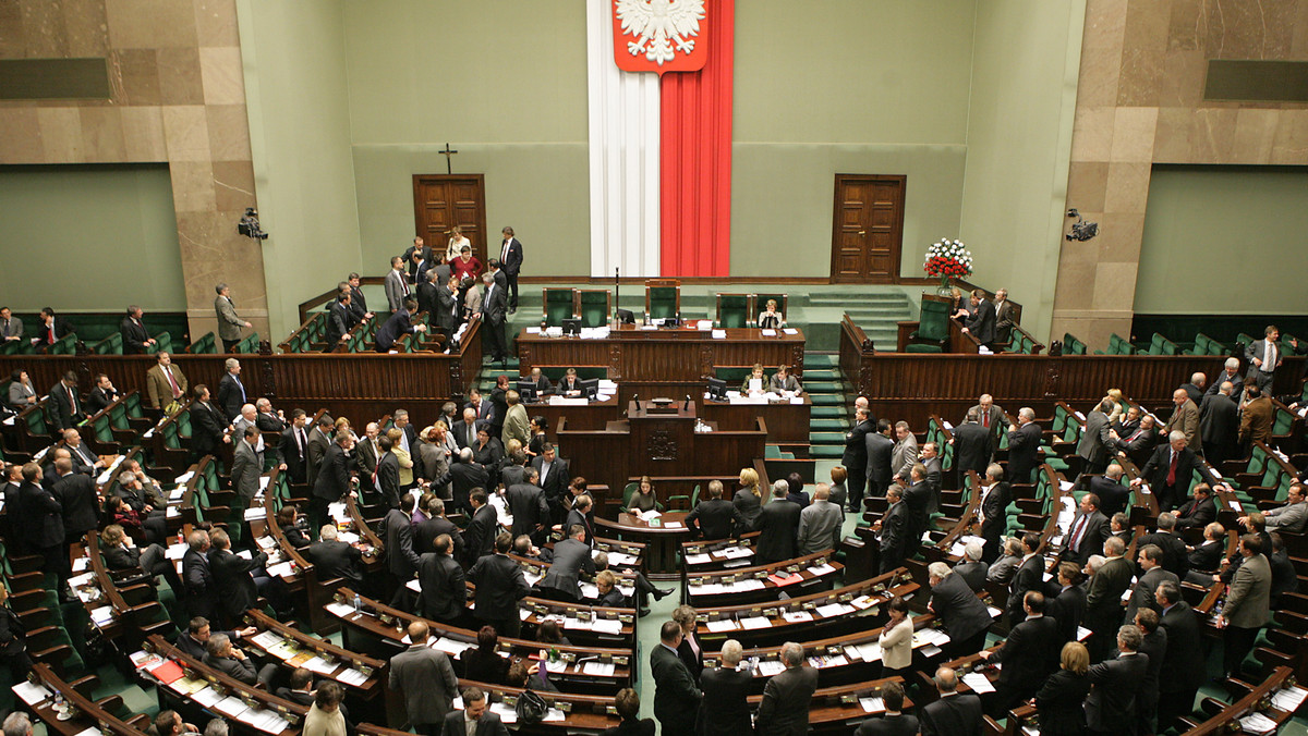 Sejm głosami PO, PSL i SLD przegłosował nową ustawę medialną. Głosowało 425 posłów, za było 257, przeciw było 162. sześciu posłów się wstrzymało. - Zapanuje chaos - prognozuje prof. Wiesław Godzic.