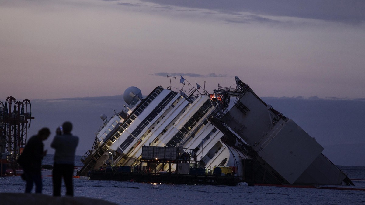 Przedłuża się operacja podniesienia wraku statku Costa Concordia, trwająca od rana u brzegów wyspy Giglio w Toskanii. Sztab akcji poinformował, że prace będą prowadzone całą noc, a statek zostanie ustawiony w pionie przed świtem.