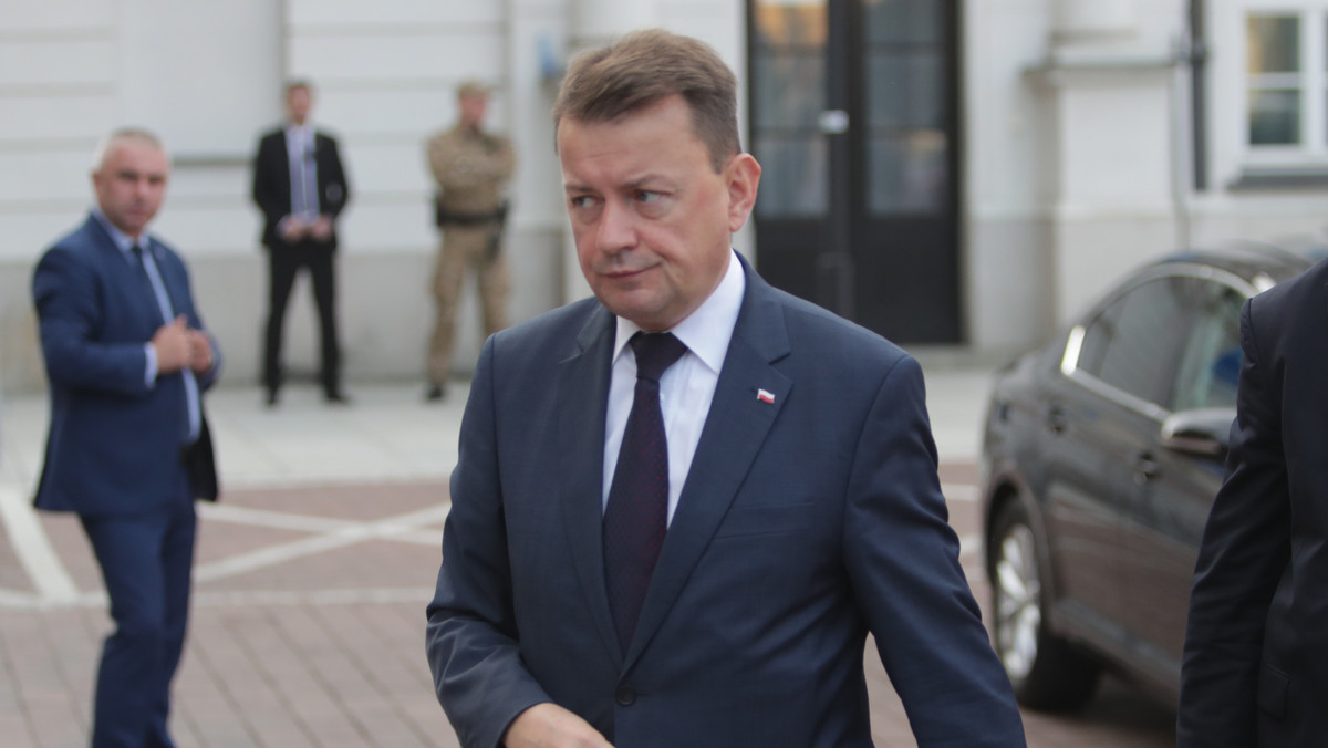 Od jesieni część policjantów będzie testować kamery na mundurach - zapowiedział szef MSWiA Mariusz Błaszczak. Jak mówił dziś w publicznym Radiu Białystok, pilotażowy program będzie dotyczył patroli interwencyjnych i funkcjonariuszy ruchu drogowego.