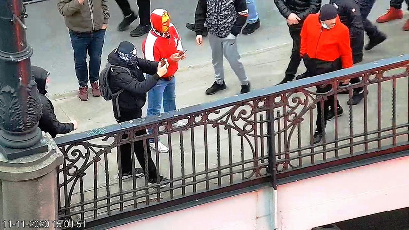 Podpalili mieszkanie podczas Marszu Niepodległości. Policja publikuje zdjęcia chuliganów