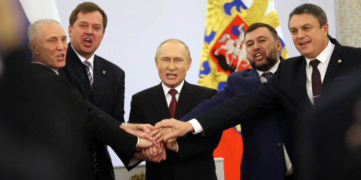 Władimir Putin z narzuconymi przez Moskwę przywódcami czterech anektowanych regionów.