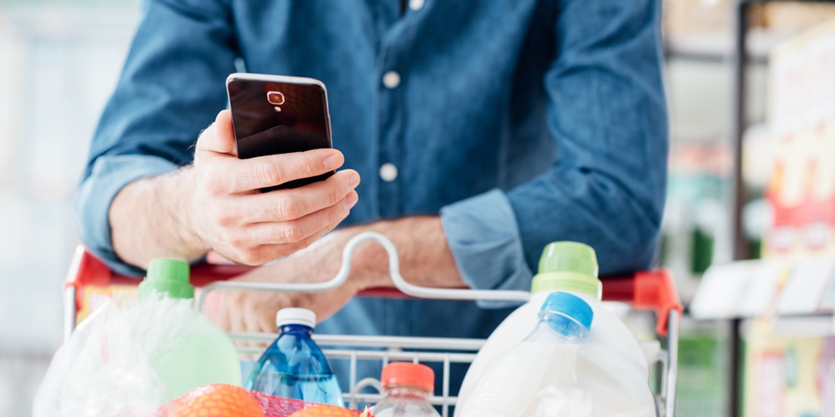 Sieci handlowe, które posiadały wcześniej usługę e-grocery, jak i te, które jej nie miały, zdecydowały się wprowadzić nowe możliwości zakupowe.