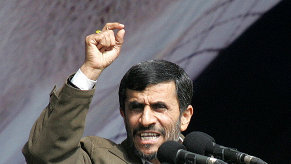 Iran nie jest gotowy do omawiania swojego programu nuklearnego podczas rozmów z mocarstwami światowymi, do których może dojść w przyszłym miesiącu - oświadczył w niedzielę doradca prezydenta Iranu Mahmuda Ahmadineżada.