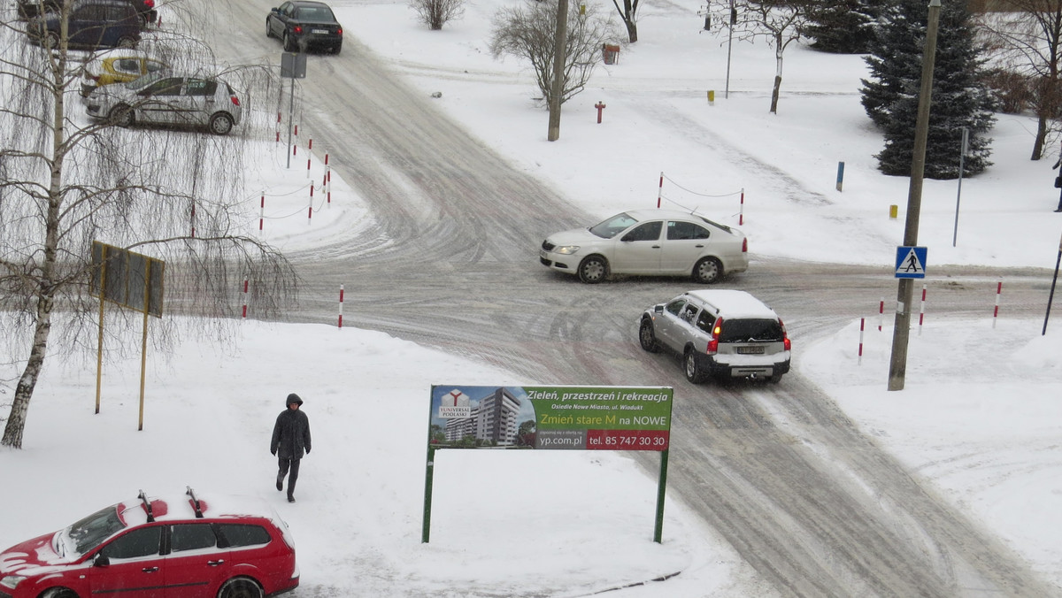 Urząd Miasta w Białymstoku od rana rozsyła informacje o trudnej sytuacji na ulicach miasta. Związana jest ona z obfitymi opadami śniegu. Urząd informuje, że ulice nie są posypywane solą.