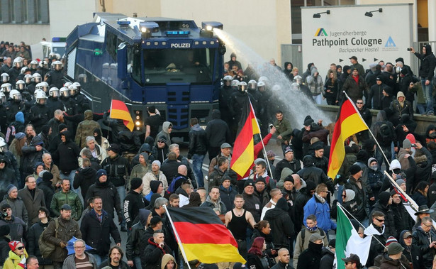 "Precz z Merkel". Manifestacja Pegidy przeciw imigrantom, starcia z policją w Kolonii