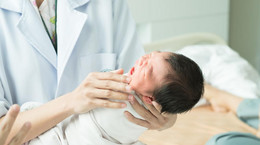 Neonatolog - specjalista leczenia i opieki nad noworodkami. Kiedy udać się na wizytę do neonatologa?