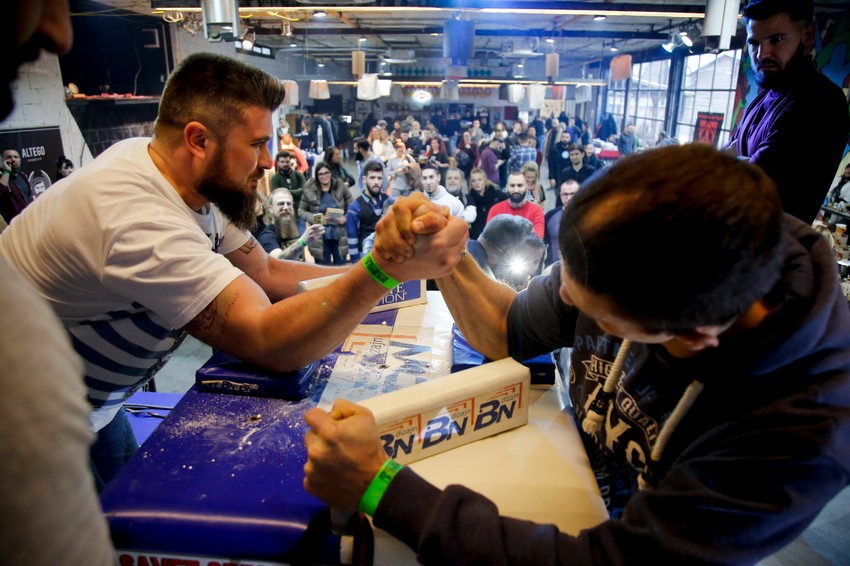 Zaglade brkove, protrljaju kredu među dlanovima i borba može da počne