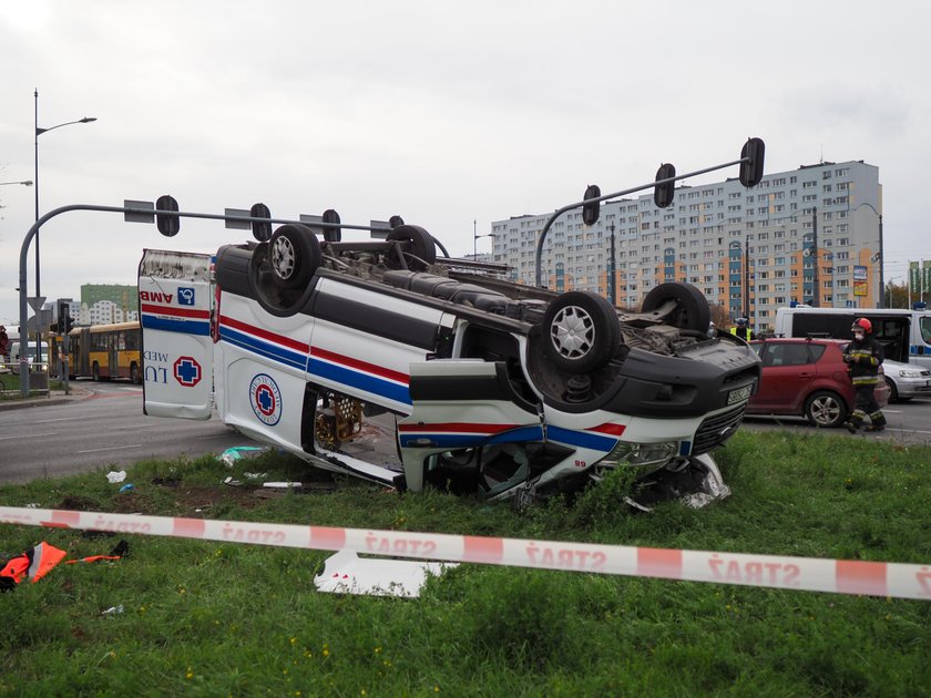 Groźny wypadek karetki w Łodzi