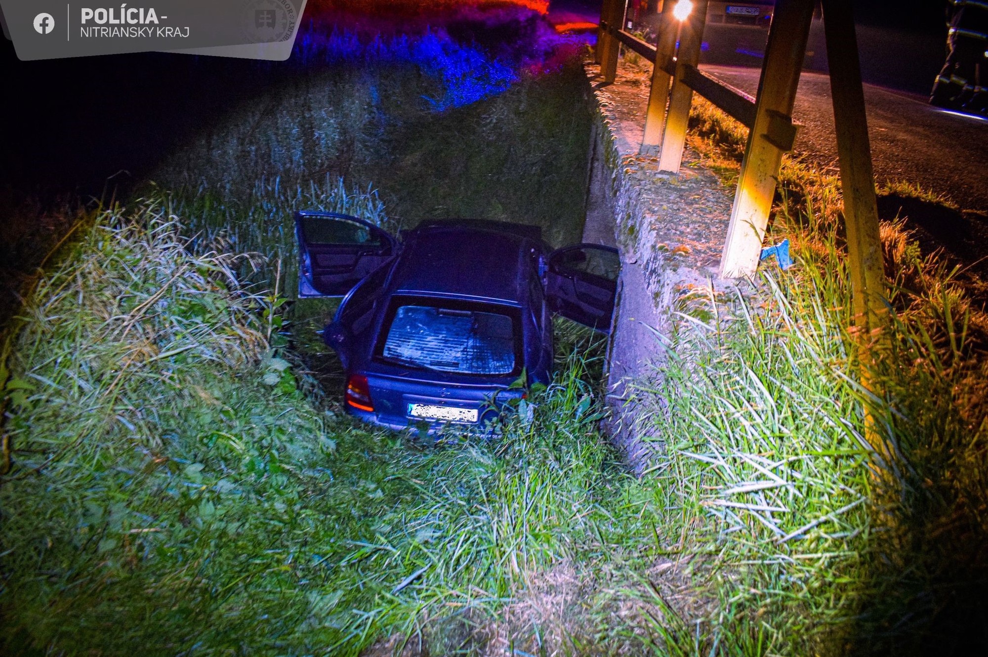 Opitý muž skončil s autom v priekope.