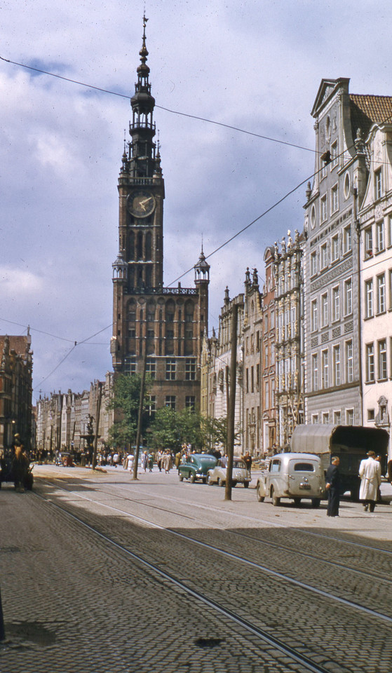 Ratusz Głównego Miasta, fontanna Neptuna i linia tramwajowa na Długim Targu, Gdańsk, 1956-1960